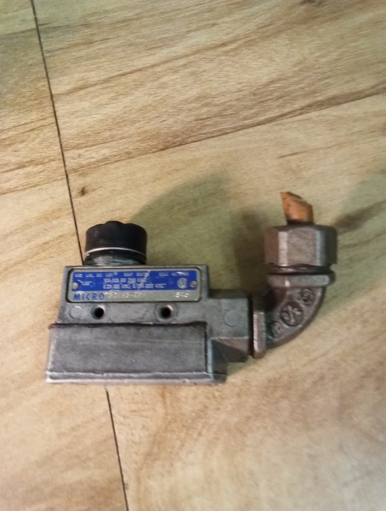 Honeywell Micro Switch DTE6-2RN 845 W/3/8 Fitting Attached