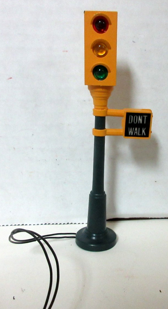 O SCALE YELLOW LIGHTED TRAFIC LIGHT