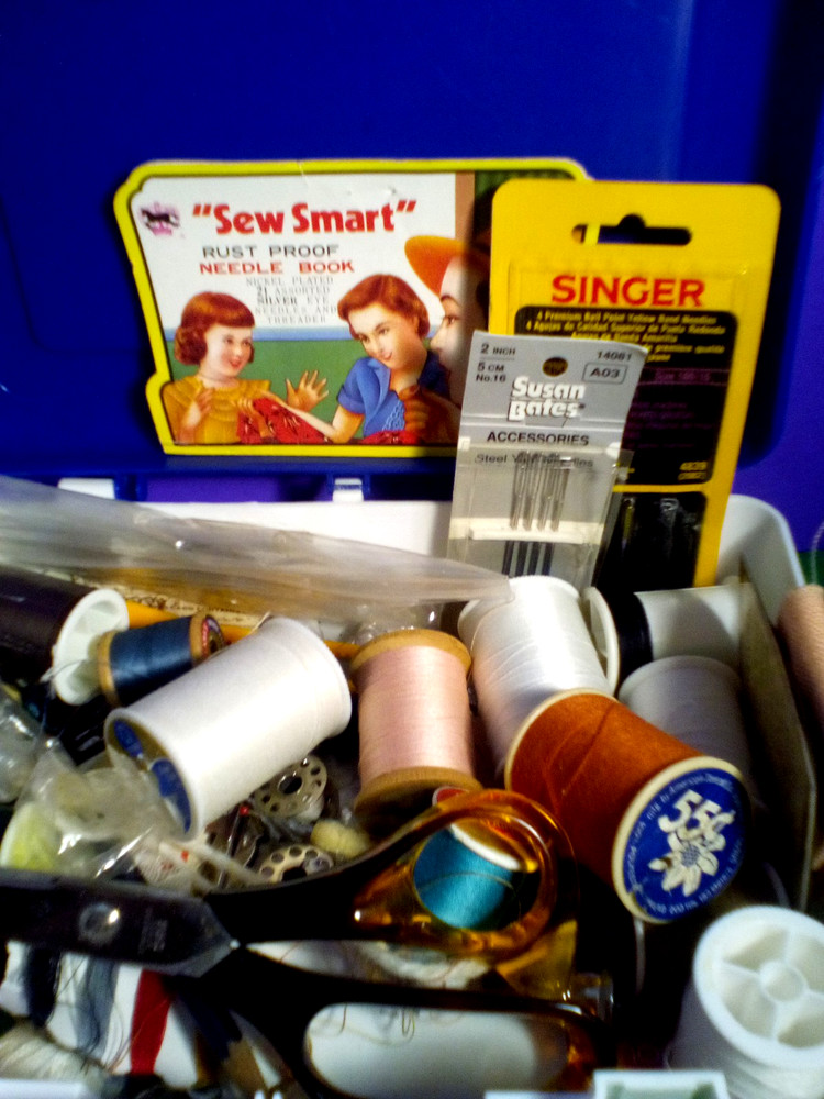 Miscellaneous Sewing Box Vintage Threads & Notions