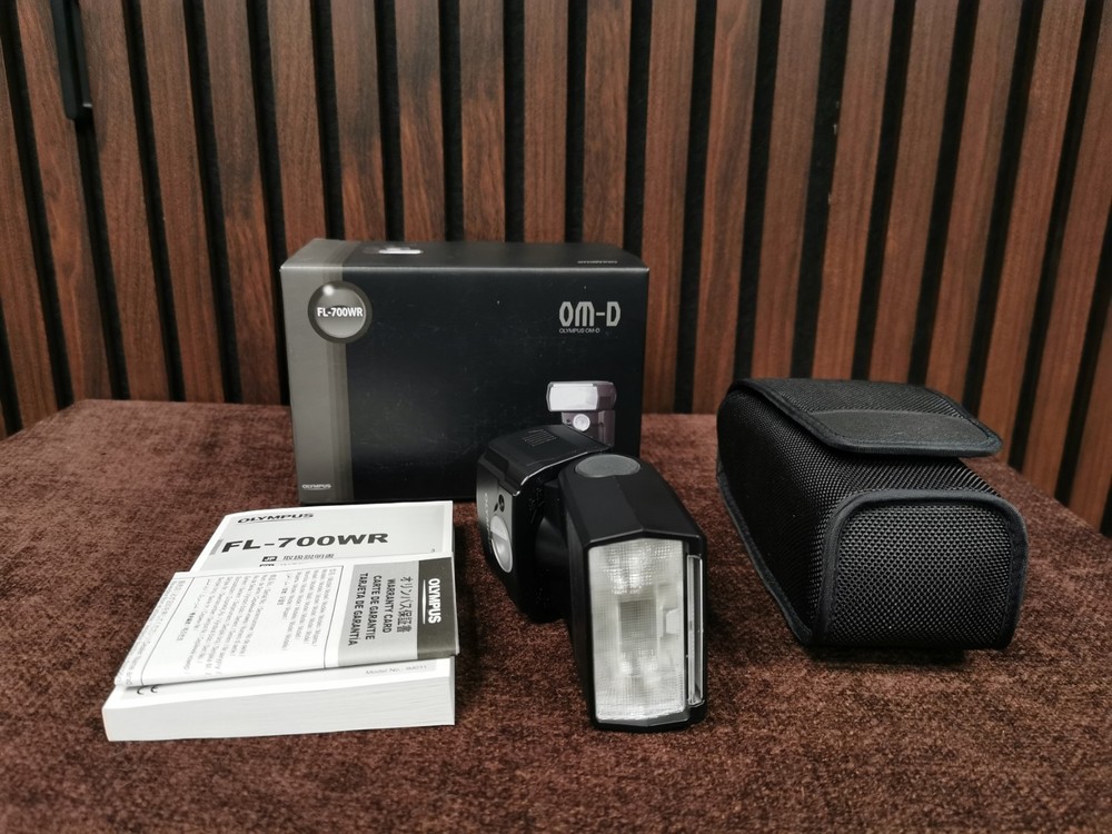OM SYSTEM OLYMPUS FL-700WR Electronic Flash - MINT CONDITION