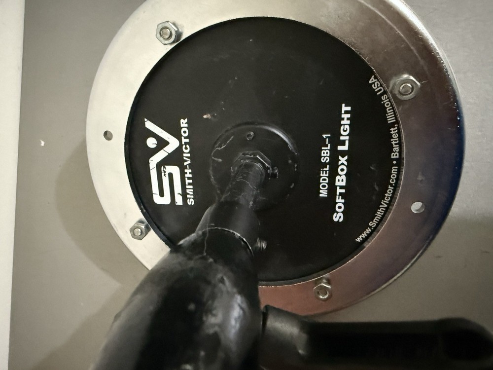 Smith-Victor SBL-1 Softbox Continuous Lighting AC-Powered Black Silver