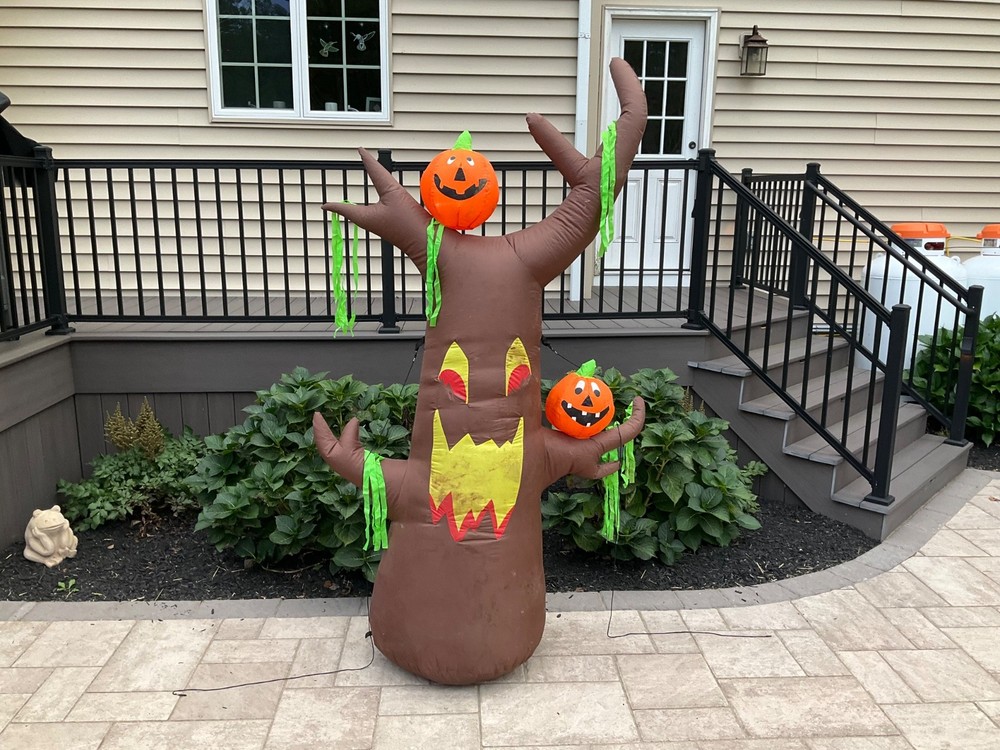 Gemmy Airblown Inflatable Halloween Haunted Tree 7ft Lighted Yard Decoration