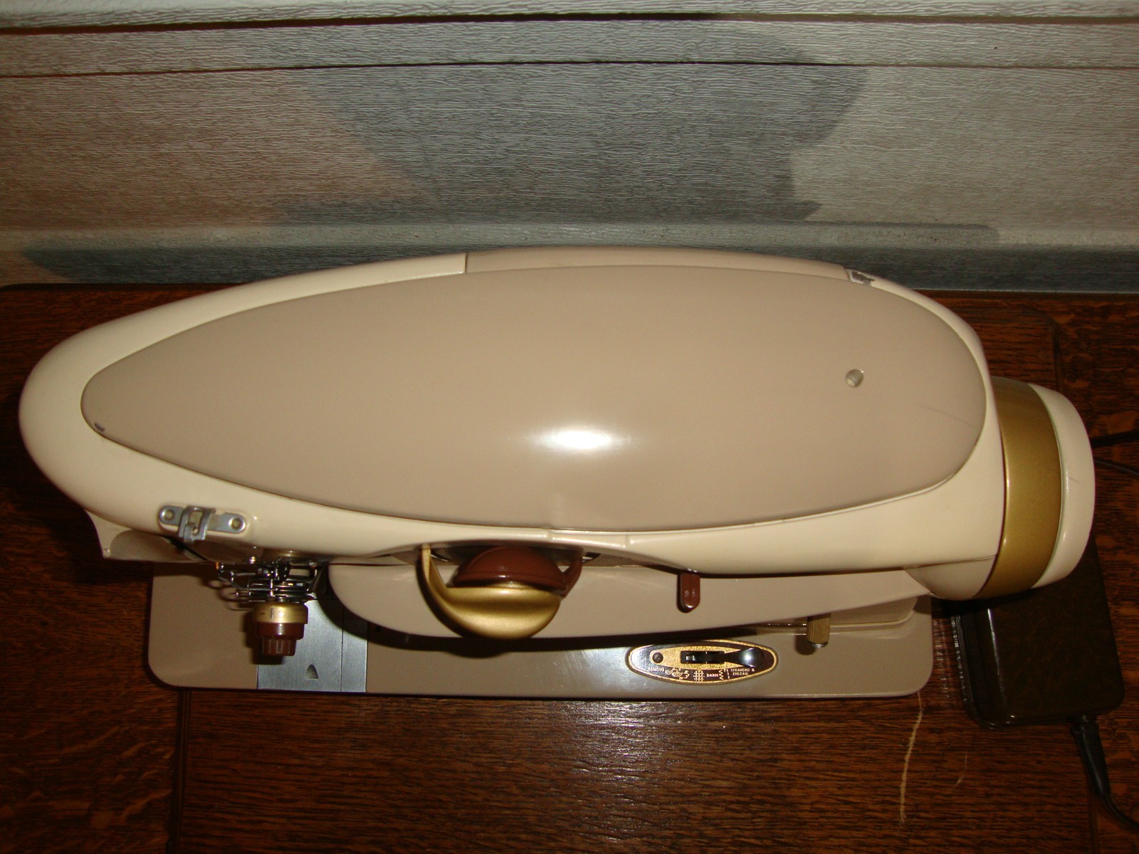 SINGER SEWING MACHINE MODEL 500A ROCKETEER , SERVICED