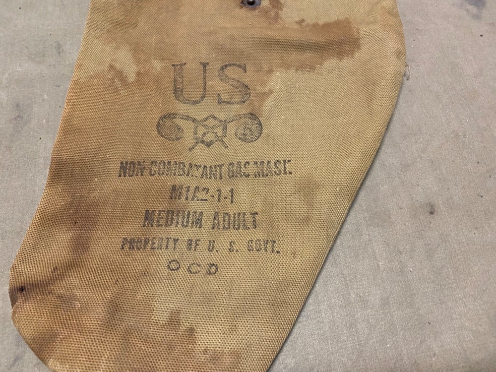 ORIGINAL WWII US ARMY M1A2 NON COMBATANT ADULT MEDIUM GAS MASK CARRY BAG-KHAKI