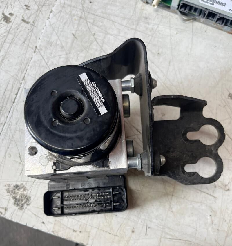 2010-2013 Jeep Compass ABS Anti-Lock Brake Pump Control Module Actuator Assembly