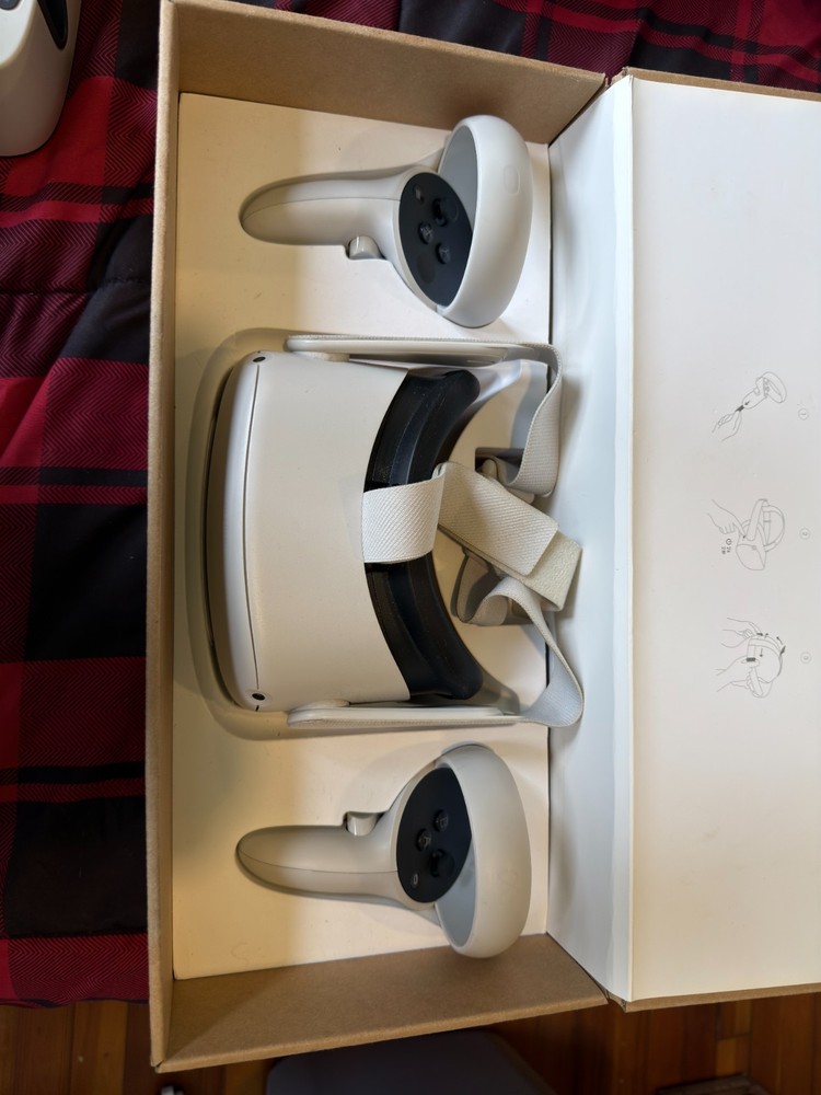 Meta Quest 2 With Turtle Beach Charging Station