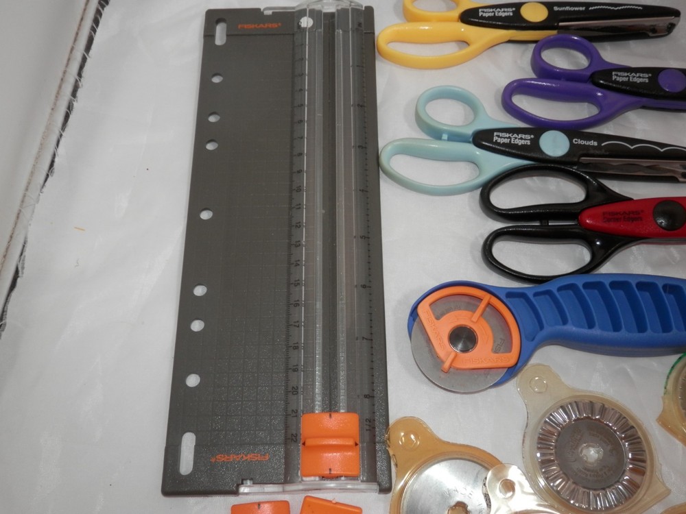 Fiskars Rotary Paper Trimmer w/ Extra Blades, Circle Cutter, Decorative Scissors