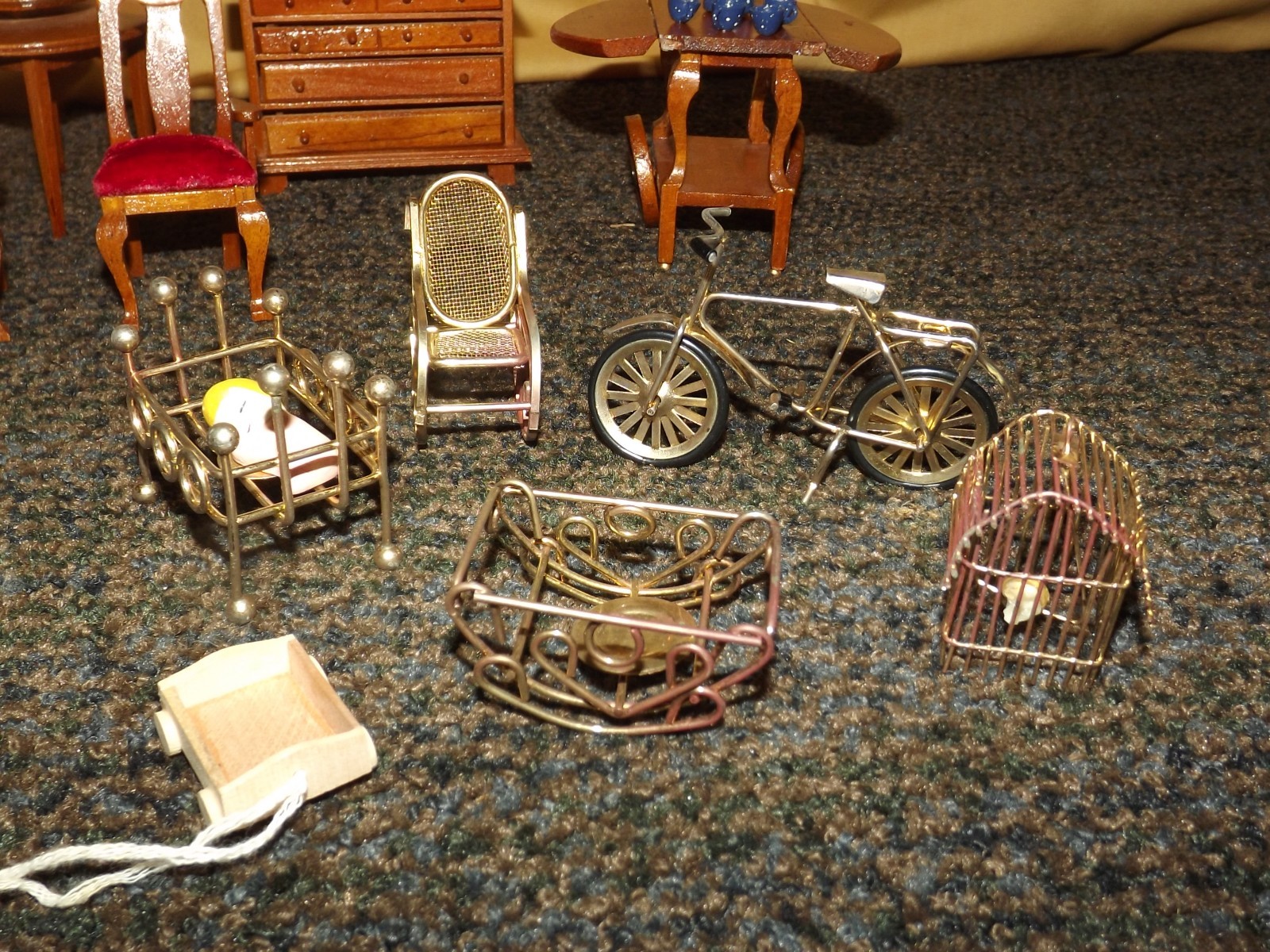 VINTAGE TOY MINIATURE DOLLS & FURNITURE LOT