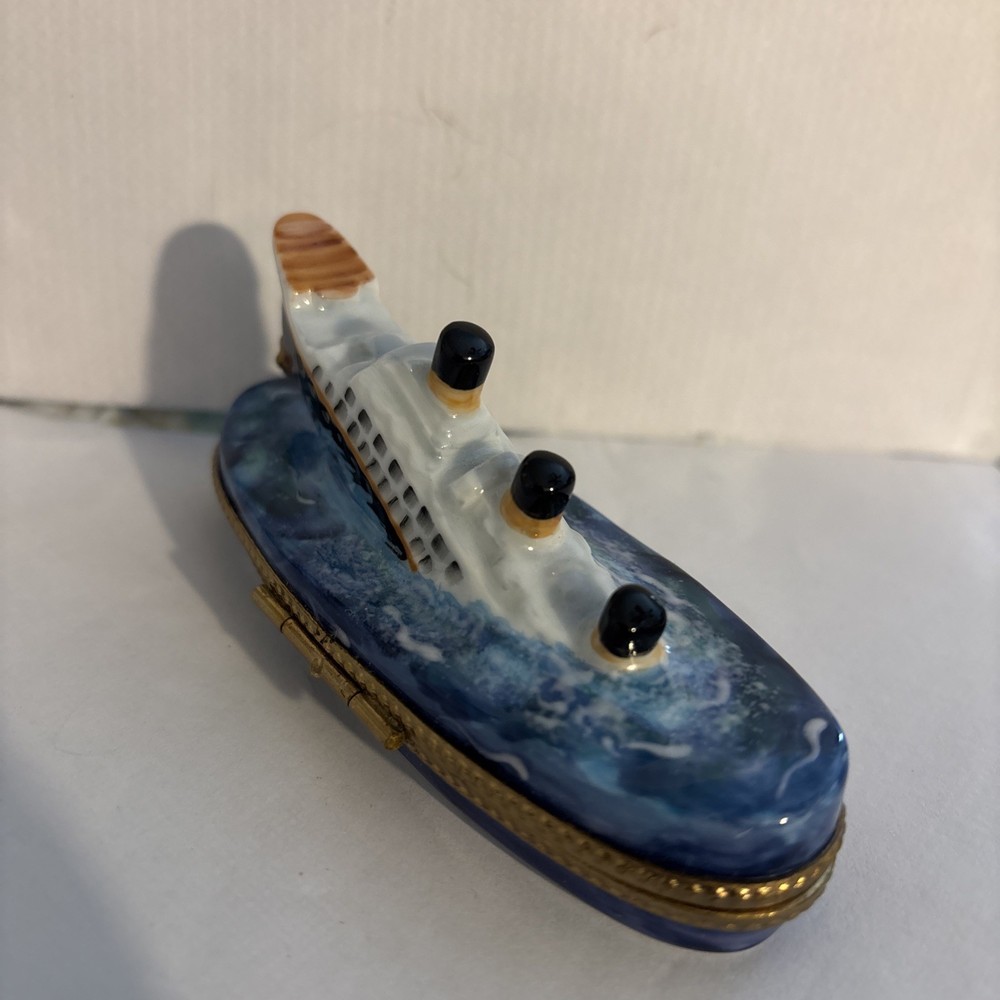 TITANIC SINKING W/LIFE BUOY