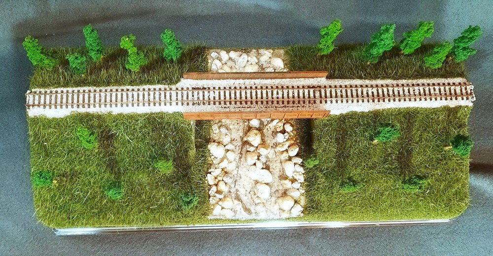 N SCALE- SINGLETRACK 16"-BRIDGE w/ STREAM "SUMMER SCENE" TRAIN DISPLAY CASE