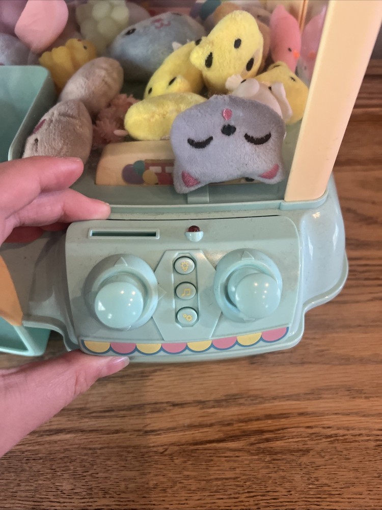 Mini Claw Machine – Lights, Music & Squishy Prizes!