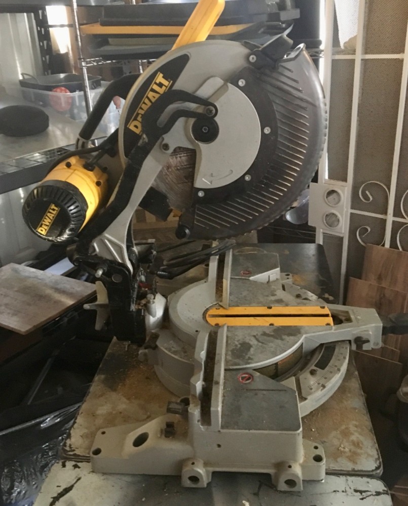 DEWALT DWS716 12 in Double-Bevel Compound Miter Saw