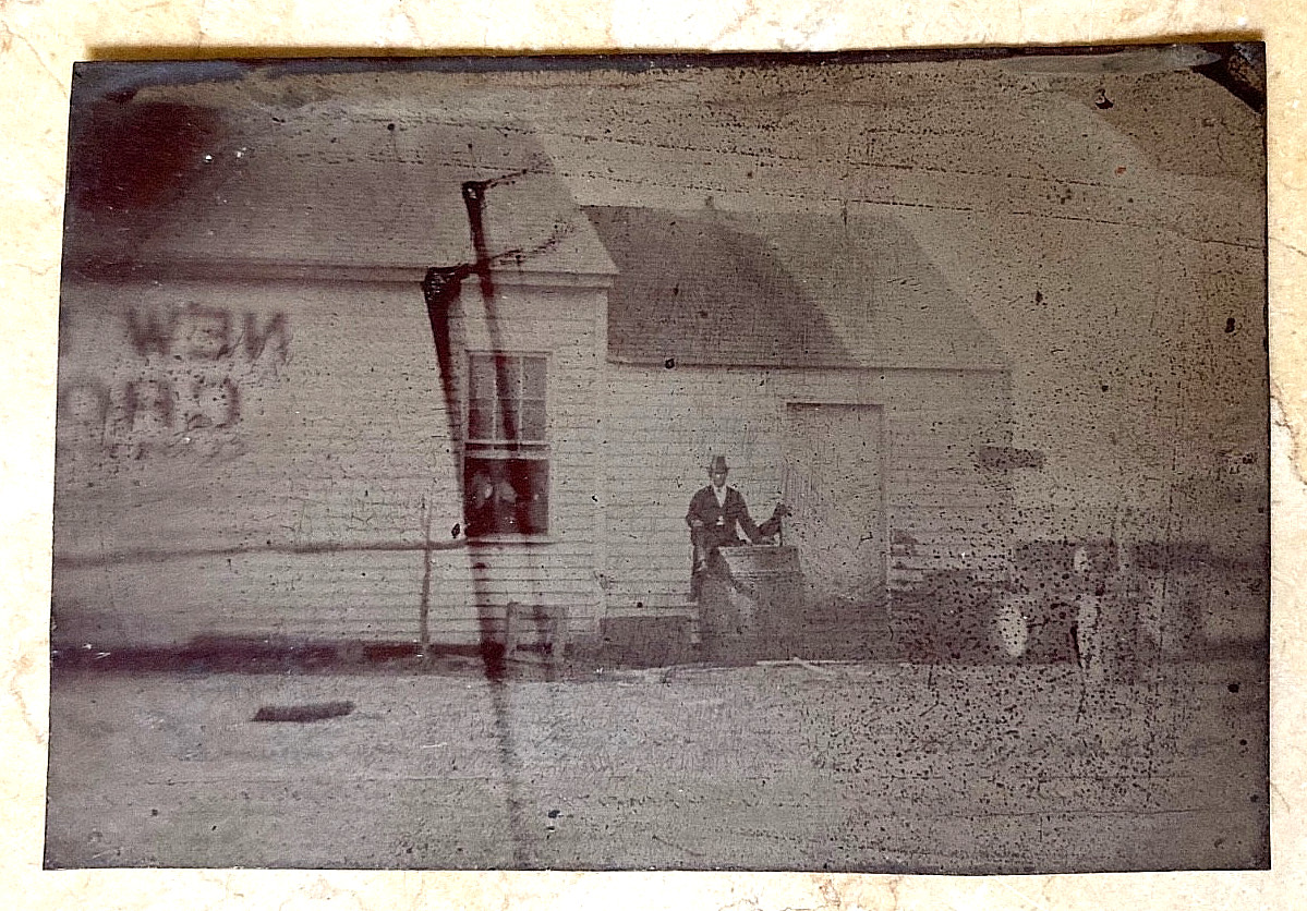 RARE! CIVIL WAR MAN w/ DOG AT NEW ENGLAND CHOWDER RESTAURANT - TINTYPE PHOTO