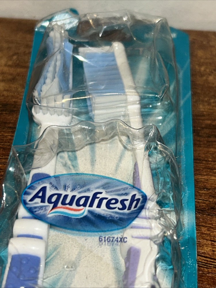 Aquafresh Medium #32 Toothbrushes 2-Pack Sealed 61674XD - Slight Pkg Damage