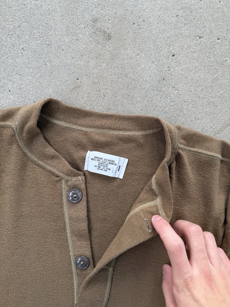 NOS US Army Coyote Brown Henley Neck Undershirt Size Medium