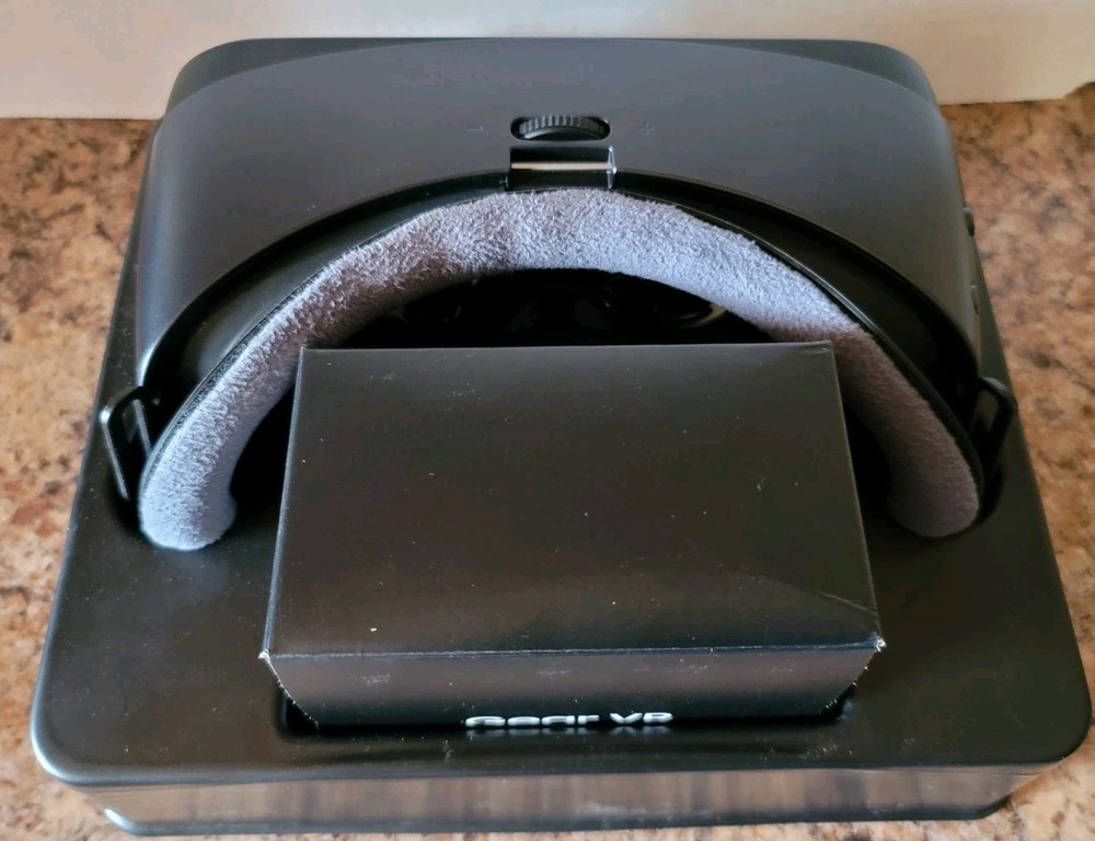 SAMSUNG Gear VR with Controller Powered By Oculus Compatible With Samsung