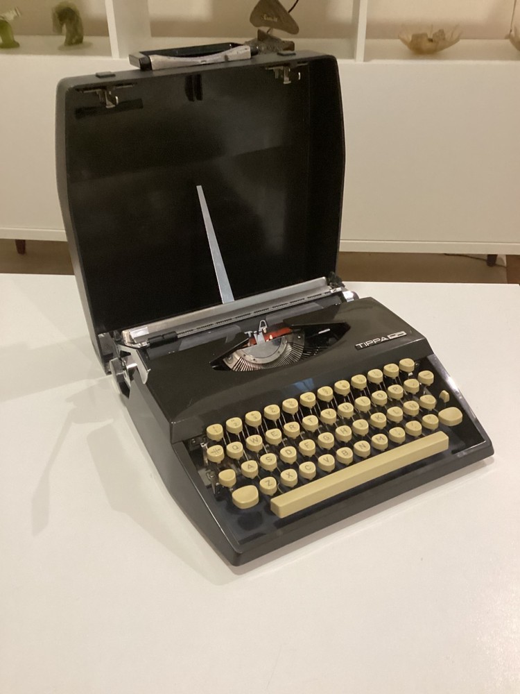 TRIUMPH TIPPA S. TYPEWRITER CURSIVE TYPEFACE. SPANISH LAYOUT. GERMANY 1969.