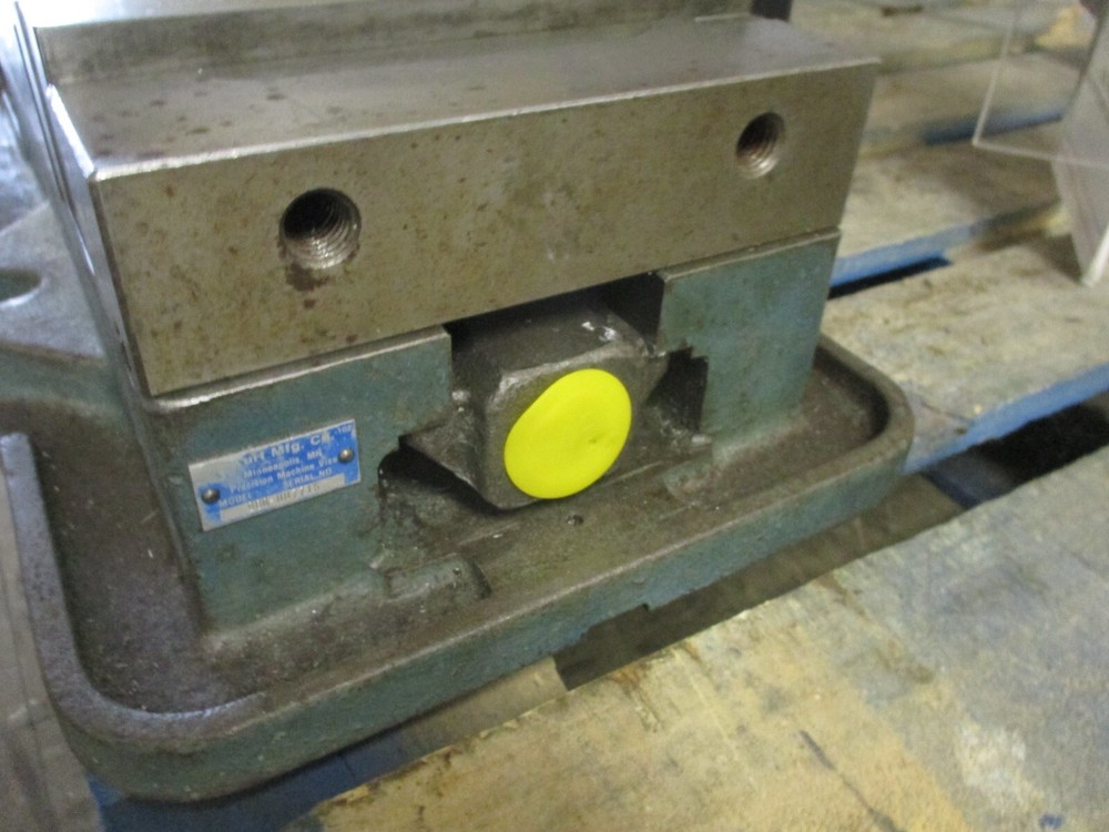 USED D80 Kurt 8" Milling Machine Vise with Handle