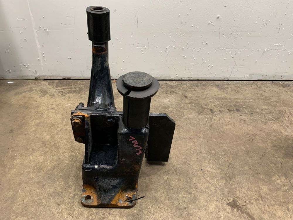 2001 Mack RD Cab Mount (630-10530)