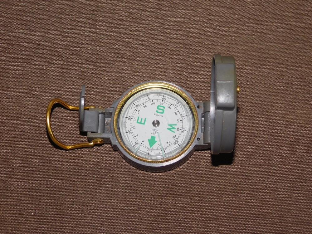 VINTAGE PLASTIC COLEMAN ENGINEER LENSATIC COMPASS