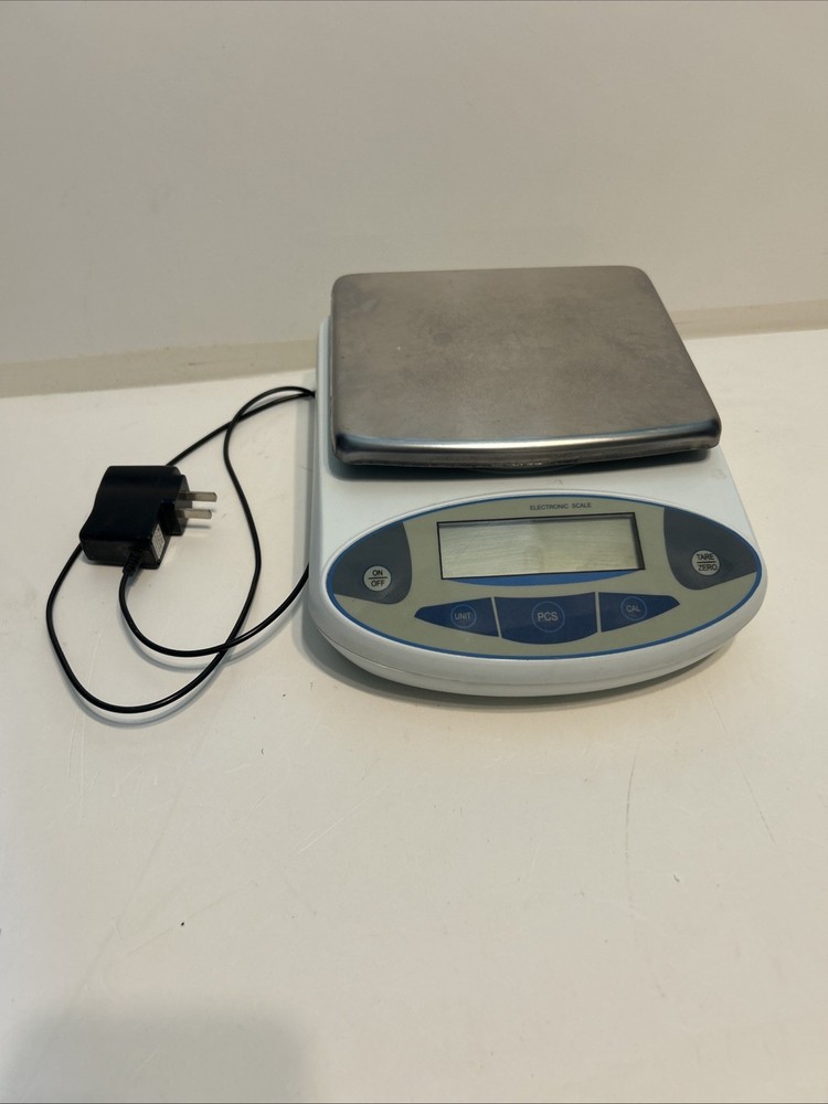 High Performance Electronic Balance Lab Analytical Scale 5000g / 0.1g Used