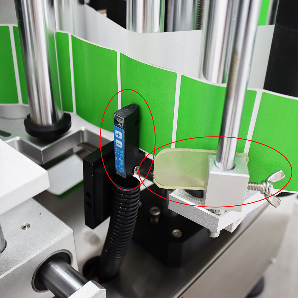 110V Automatic Desktop Conveyor Round Bottle High Speed Labeling Machine 1000W