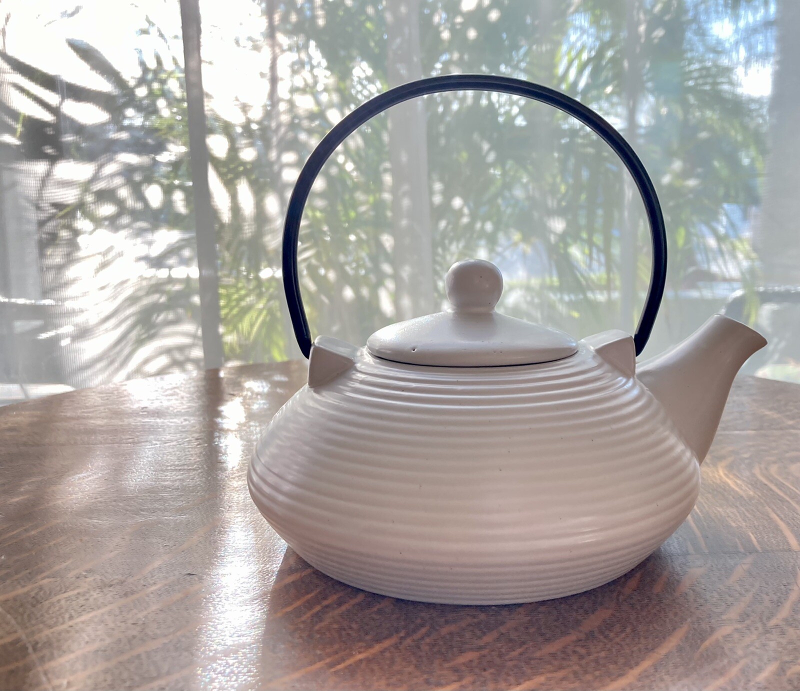 DesignPac Modern Ribbed Cream Cloud Stoneware Teapot Metal Handle