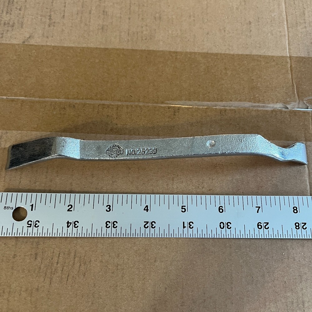 Gem OEM No. 25239 Construction Prying Bar Wavy 8"