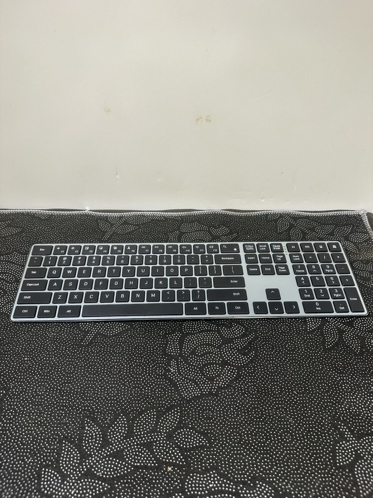 Premium slim layout with number pad + USB dongles – includes charging cable