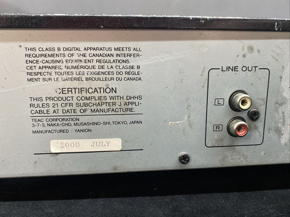 TEAC CD-P1160 Compact Disc Player Works Plays CDs READ DESCRIPTION