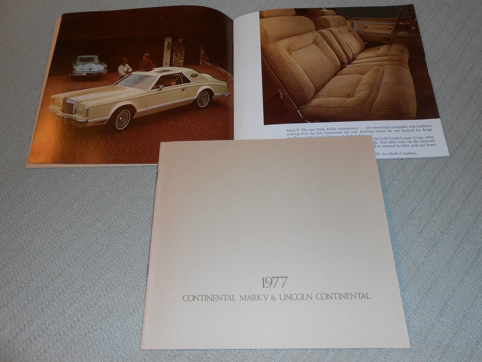 1977 LINCOLN MARK V & CONTINENTAL BROCHURE / 77 SALES CATALOG; 20 p. plus COVERS