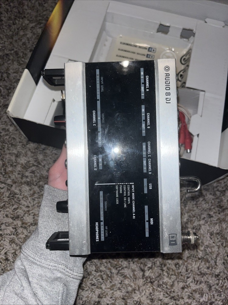 Native Instruments Traktor Scratch Pro DJ Performance Package Audio 8