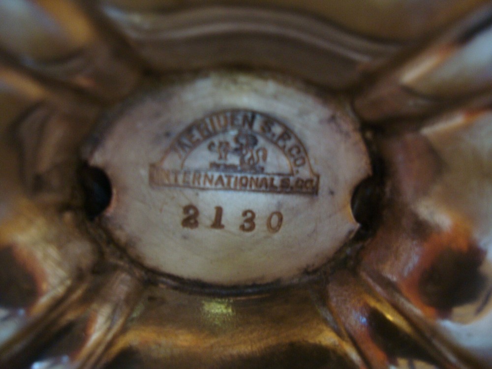 MERIDEN SILVER PLATE 1921 TEA POT, LARGE 11"