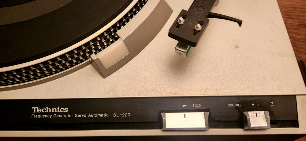 Technics SL-220 Frequency Turntable w Audio-Technica ATMV95E Cartridge/Headshell