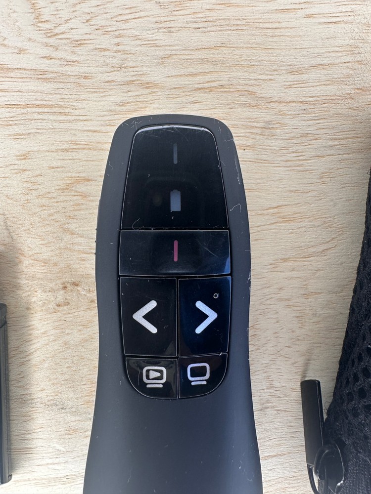 🔥 Logitech R400 Wireless Presentation Remote Laser Pointer USB Used Good w/Case