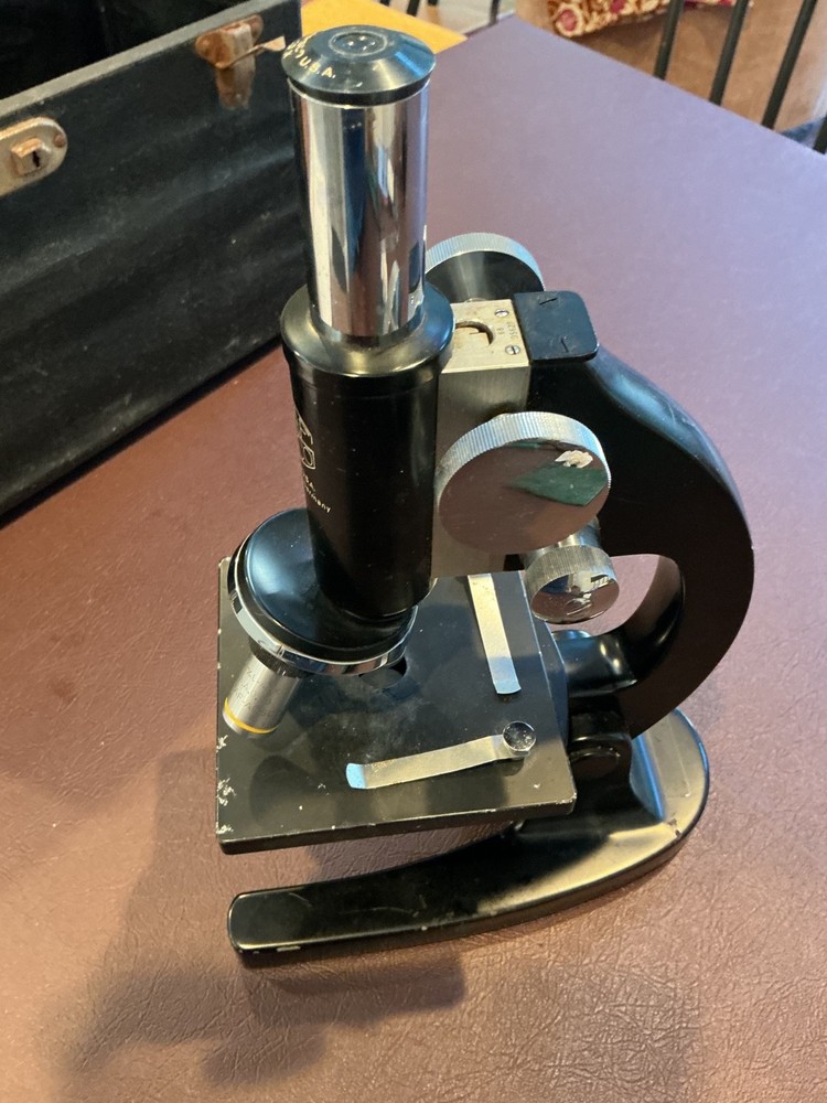 GRAF APSCO MICROSCOPE. 3 OBJECTIVES. WITH CASE.