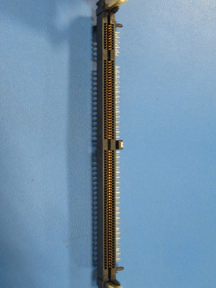 (1) 2-390175-6 AMP TYCO 168 PIN POSITION RIGHT ANGLE SDRAM DIMM SOCKET w/ GUIDE