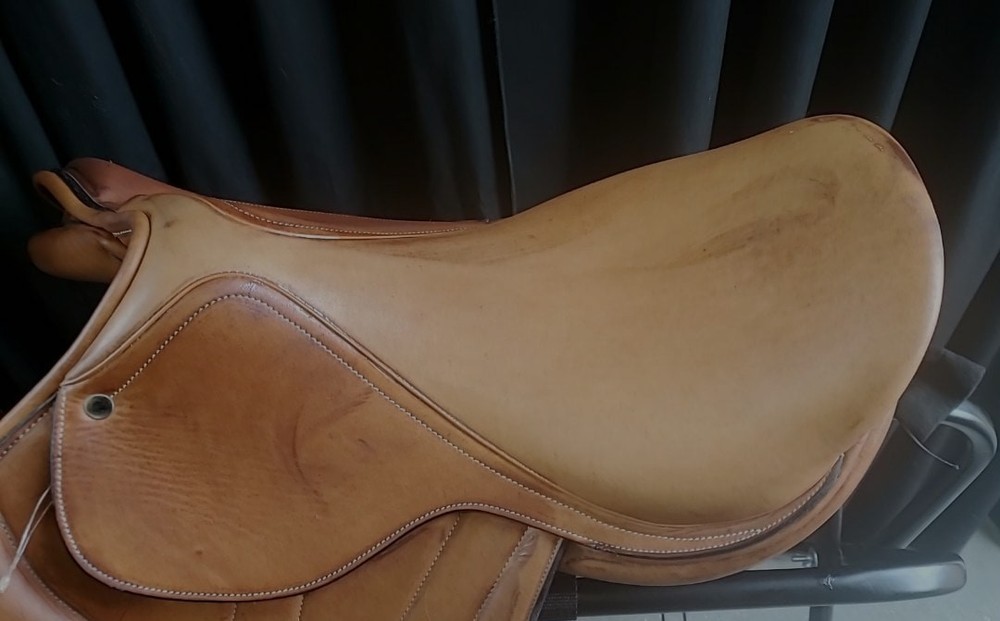 ** CLOSE CONTACT ENGLISH SADDLE 17", MEDIUM TREE REGULAR FLAP **