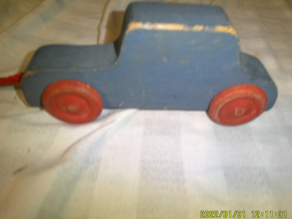 VINTAGE HANDMADE WOODEN BLUE PULL CAR PLUS MODERN EVEREARTH PULL DOG