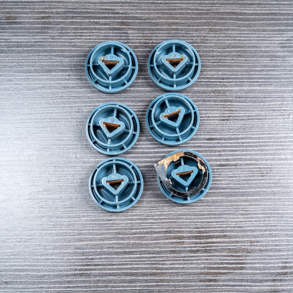 MIDCENTURY Radio / Equipment Knobs / Blue Plastic / RCA 1/4" D Shaft