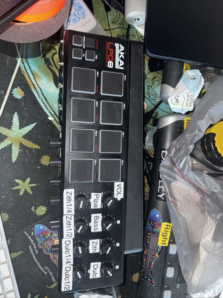 AKAI Professional LPD8 Portable USB-powered MIDI Controller *Read
