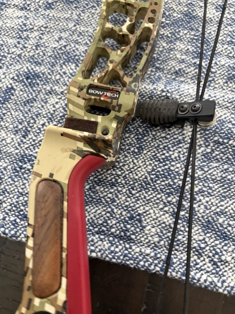 Bowtech Solution Rh 24.5-30” 70 Lbs New String Excellent Condition