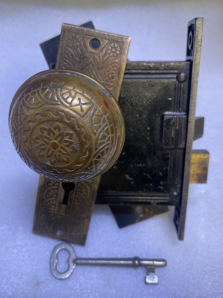 Antique Set Of Reading Hardware Co. Windsor Design Brass Knobs