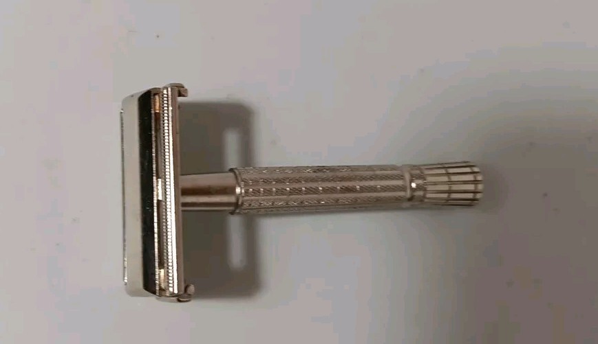 Gillette Flare Tip Double  Edge Safety Razor - E 4 1959