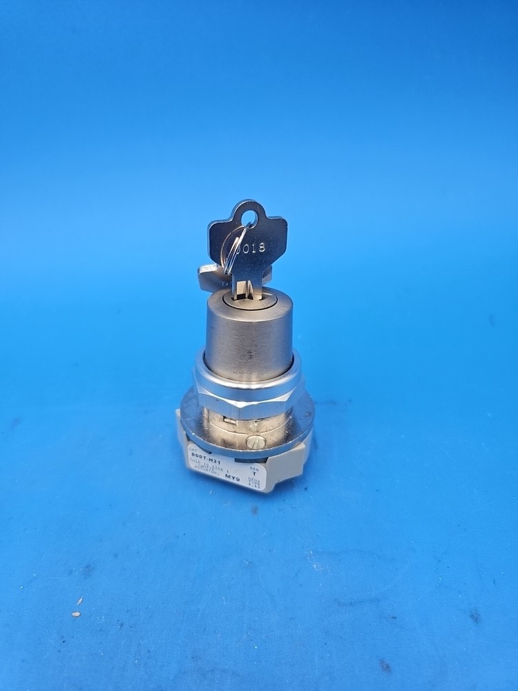 Allen Bradley 800T-H31 Keyed Selector Switch