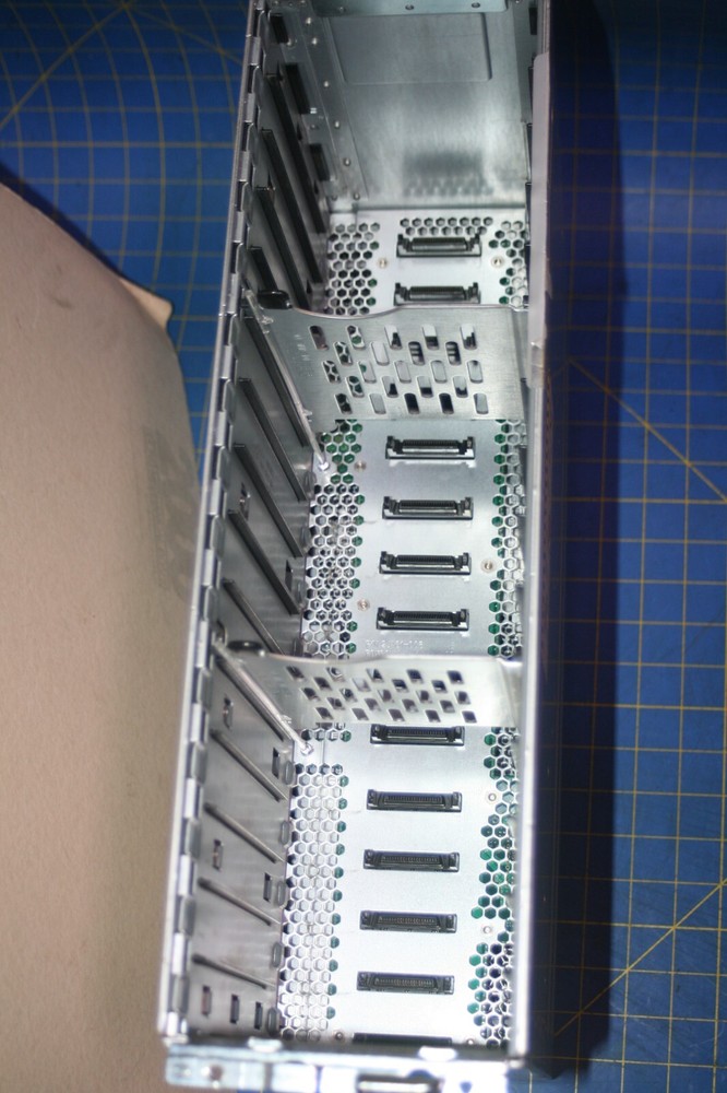 Emc2 model KTN-STL4 100-561-803 disk array , No Caddy, No Hard drives