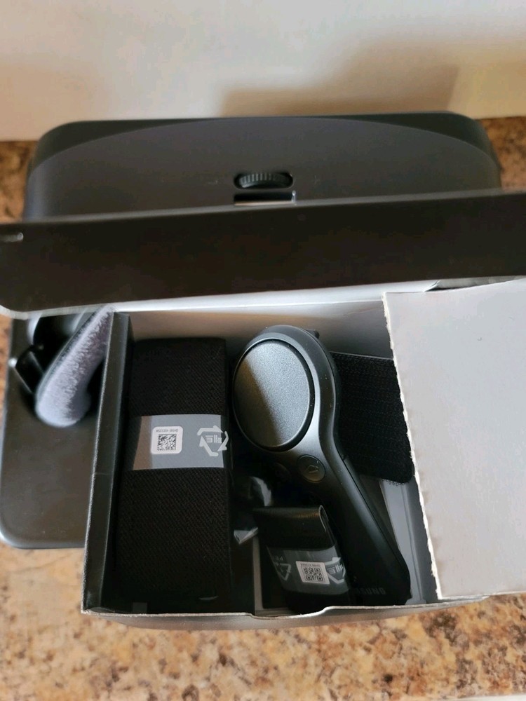 SAMSUNG Gear VR with Controller Powered By Oculus Compatible With Samsung