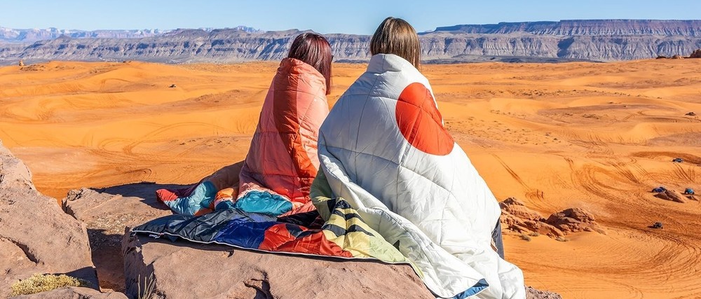 VERSATILE PACKABLE OUTDOOR CAMPING BLANKET, INSULATION, WARM DURABLE LIGHTWEIGHT