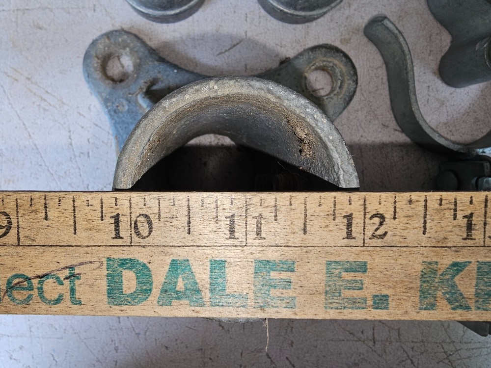 25FF73 ASSORTED CHAIN LINK FENCE HARDWARE, GOOD CONDITION