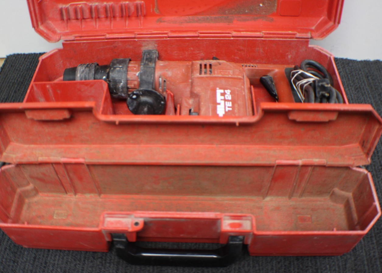 Hilti TE24 - 115V Corded Rotary HAMMER DRILL - W/Hard Shell Case.